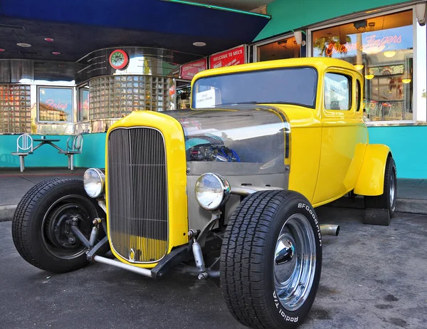 Classic Yellow Ford Coupe Parked Front Iconic Mel Diner Fleetphoto — стоковое фото