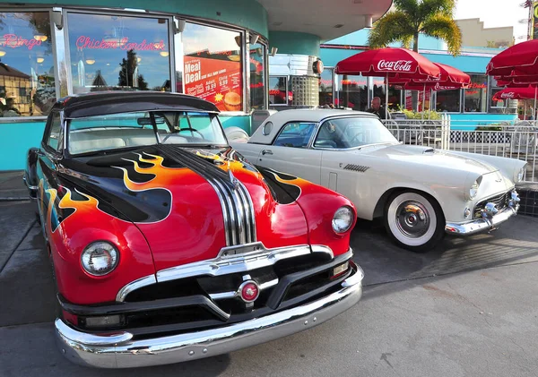 Класичні Автомобілі 1957 Року Були Припарковані Перед Знаменитим Diner Мела — стокове фото