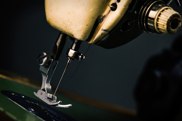 Старая швейная машина - макрофото
