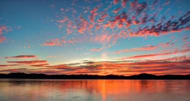 Pasifik Okyanusu üzerinde güzel gün batımı