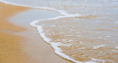 Güzel deniz yaz arka plan - mavi okyanus dalgaları ile altın kum plaj