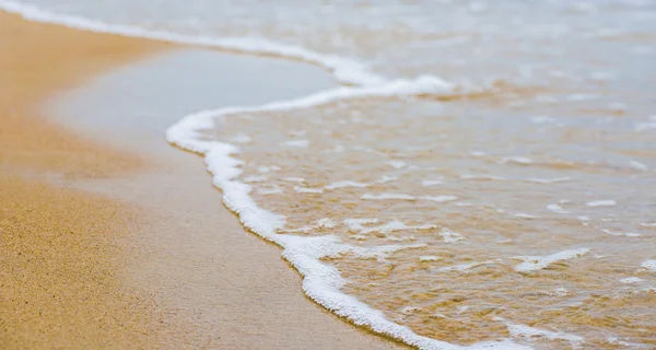 Güzel deniz yaz arka plan - mavi okyanus dalgaları ile altın kum plaj