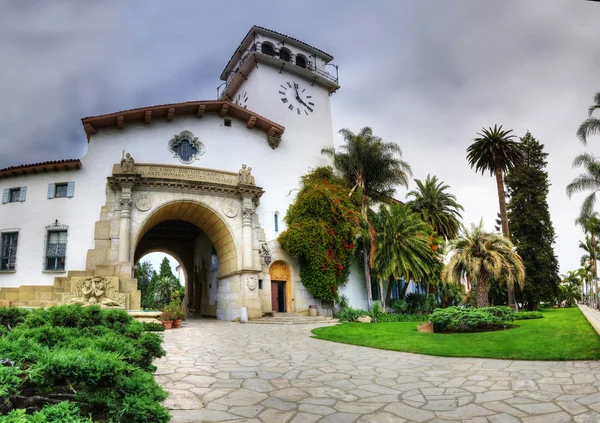 Ingang van de historische gerechtsgebouw in santa barbara, Californië. — Stockfoto