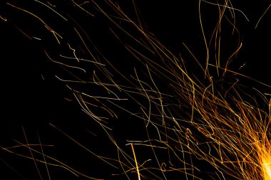 Alevler ve siyahta izole sparks dans