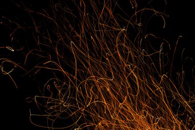 Alevler ve siyahta izole sparks dans
