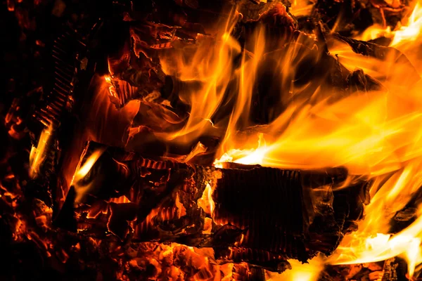 Firewood in the bonfire with fire and sparks — Stock Photo, Image