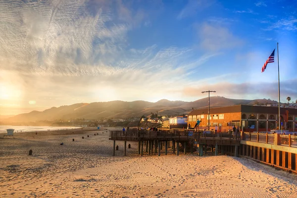 Puesta de sol en el muelle de la playa de Pismo — Foto de Stock