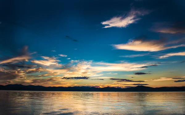 Beau coucher de soleil sur l'océan Pacifique - HDR — Photo