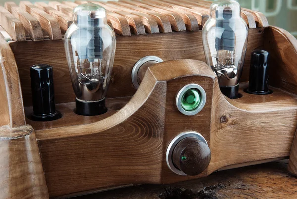 Amplificador de tubo de madeira natural — Fotografia de Stock