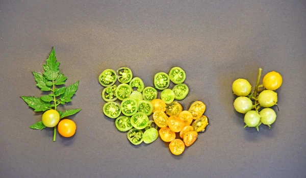 Grüne Und Gelbe Tomaten Herzform Isoliert Grauem Hintergrund — Stockfoto