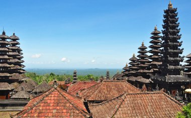 Bal Endonezya 'daki Besakih tapınağında siyah çatılı pagoda veya Merus