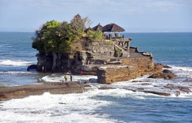 Bali Endonezya 'nın güneşli bir gününde Tanah Lot tapınağı