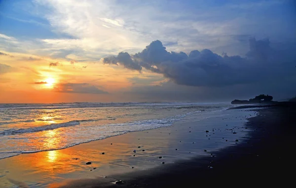 Hermosa Puesta Sol Playa Con Formación Piedras — Foto de Stock