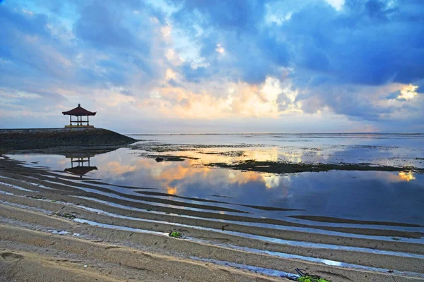 美丽天空形成的低潮期间的Sanur海滩 — 图库照片