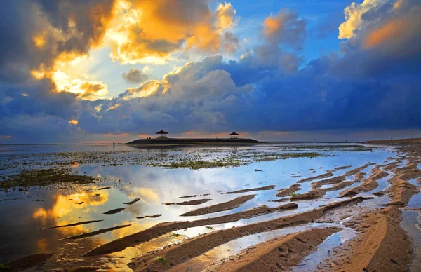 Playa Sanur Durante Marea Baja Con Hermosa Formación Del Cielo —  Fotos de Stock