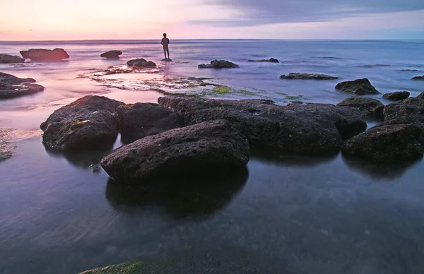 美丽的落日 在海滩上形成石阵 — 图库照片