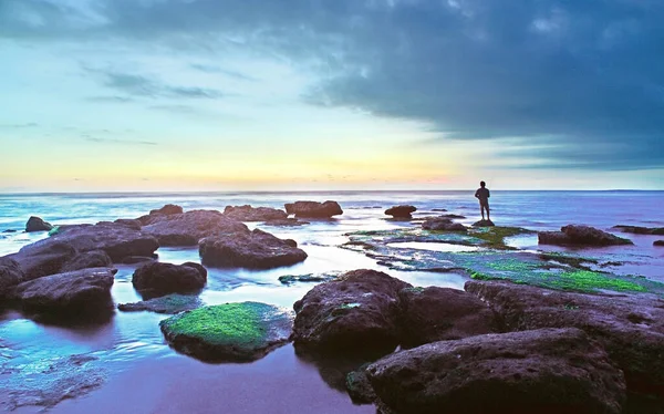 Прекрасний Захід Сонця Пляжі Утворенням Каменів — стокове фото