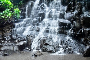 Bali 'nin Gianyar naipliğinde Kanto Lampo şelalesi