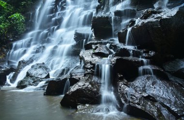 Bali 'nin Gianyar naipliğinde Kanto Lampo şelalesi