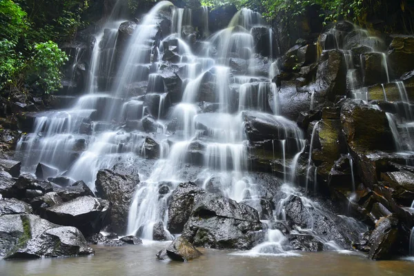 Bali 'nin Gianyar naipliğinde Kanto Lampo şelalesi