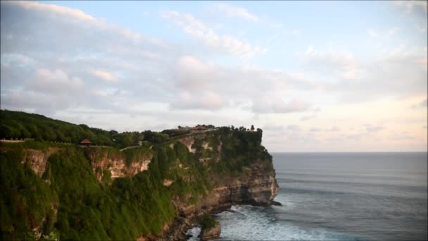 バリ島のウルワツ寺院 インドネシア 美しい空と午後の光の中で — ストック動画