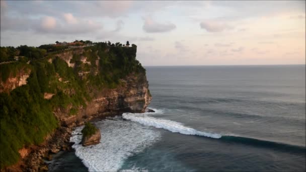 バリ島のウルワツ寺院 インドネシア 午後の光の間に — ストック動画