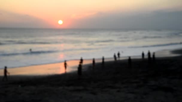 Silhouette Delle Persone Che Giocano Calcio Sulla Spiaggia Durante Tramonto — Video Stock