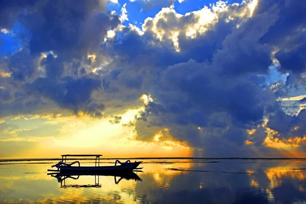 Силует Рибалки Під Час Сходу Сонця Красивим Кольором Неба — стокове фото