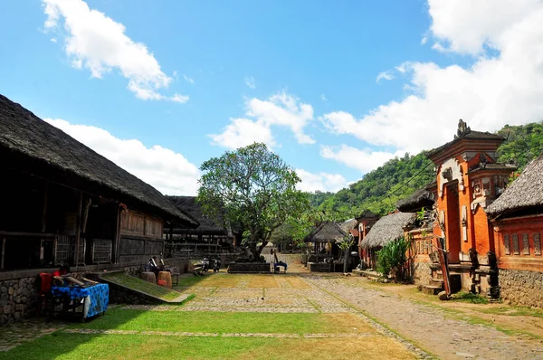 Bali Endonezya 'nın Karangasem naipliğinde geleneksel bale köyü Tenganan