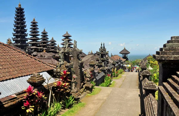 Bali Endonezya 'nın Karangasem naipliğinin en büyük ve kutsal tapınağı.