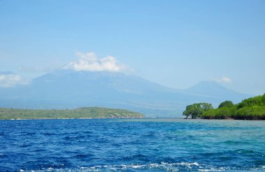 BÜYÜK, İNDONEZYA-AĞUSTOS 26 2016: Batı Bali Ulusal Parkı manzaralı ve şnorkelle yüzme aktiviteli manzara
