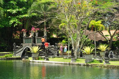 KARANGASEM, İNDONEZYA-ECTOBER 16 2016: Bali Endonezya 'nın Karangasem' deki Kraliyet Su Bahçesi güzel balık havuzu, heykel ve çeşmeleriyle