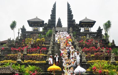 KARANGASEM, INDONEZYA-EPTEMBER 11 2016: Bali Endonezya 'nın Karangasem naipliğinin en büyük ve en kutsal tapınağı
