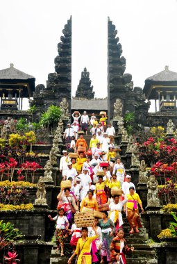 KARANGASEM, INDONEZYA-EPTEMBER 11 2016: Bali Endonezya 'nın Karangasem naipliğinin en büyük ve en kutsal tapınağı