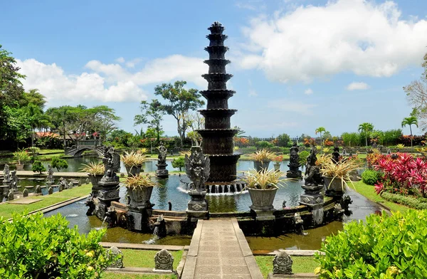 位于印度尼西亚巴厘岛Karangasem县Tirta Gangga的皇家水园 内有美丽的鱼池 雕像和喷泉 — 图库照片