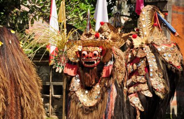 GIANAR, İNDONEZYA-FEBRUARY 04 2015: Barong ve Kris dansçıları renkli kostümleriyle sahneye çıktılar