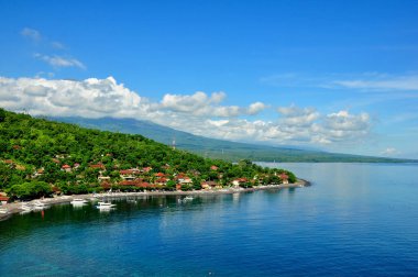Bali Endonezya 'nın Karangasem naipliğinde Amed kıyılarının manzarası