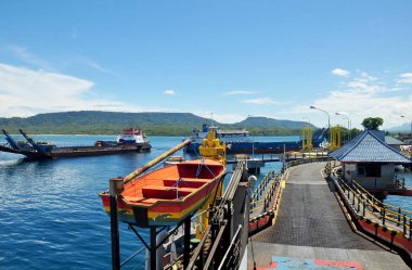 GILIMANUK, INDONESIA-FEBRUARY 06 2015: Bali 'nin batısındaki Gilimanuk limanının durumu, feribot, Bali boğazı ve Doğu Java' daki Ketapang limanının faaliyetleri ve manzarası