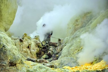Banyuwangi, İNDONEZYA-FEBRUARY 07 2015: Kraterden sülfür toplayıp taşıyan İjen Doğu Java Dağı 'ndaki işçilerin faaliyetleri.