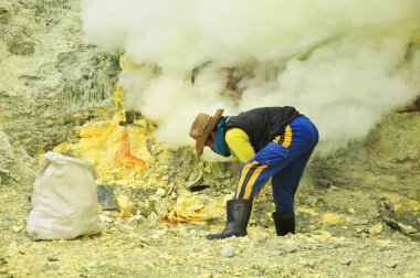 Banyuwangi, İNDONEZYA-FEBRUARY 07 2015: Kraterden sülfür toplayıp taşıyan İjen Doğu Java Dağı 'ndaki işçilerin faaliyetleri.