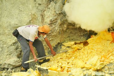 Banyuwangi, İNDONEZYA-FEBRUARY 07 2015: Kraterden sülfür toplayıp taşıyan İjen Doğu Java Dağı 'ndaki işçilerin faaliyetleri.