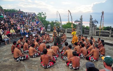 BADUNG, İNDONEZYA-FEBRUARY 14 2015: Bali Endonezya 'nın Badung naipliğindeki Uluwatu Tapınağı' nda güzel ve renkli dansçılar kostümlü Kecak ve Fire dansı