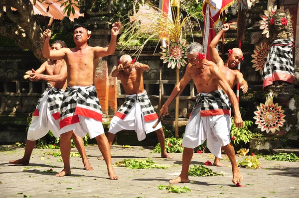 Gianyar Indonésia Fevereiro 2015 Barong Kris Dançarinos Apresentando Palco Com — Fotografia de Stock