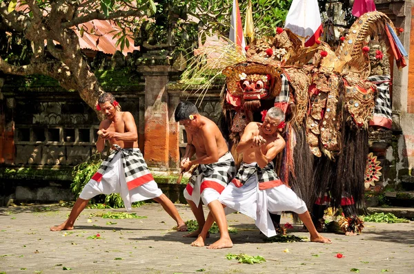 Gianyar Indonésia Fevereiro 2015 Barong Kris Dançarinos Apresentando Palco Com — Fotografia de Stock