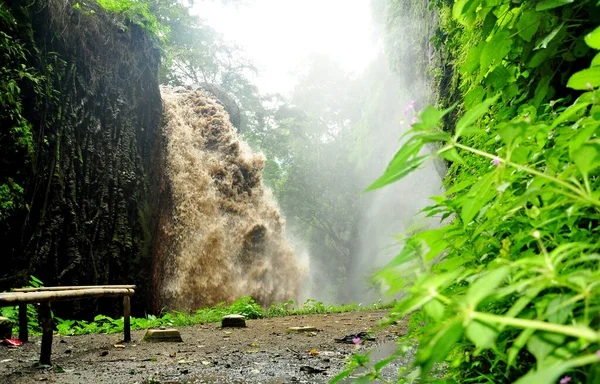 Cachoeira Grande Com Cor Água Marrom Meio Selva — Fotografia de Stock