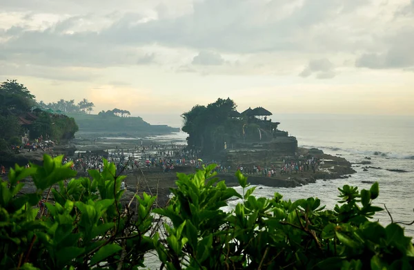 Tabanan Indonezya Ağustos 2016 Siyah Kum Kayalarla Çevrili Bali Endonezya — Stok fotoğraf