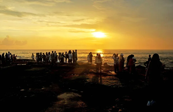 Tabanan Indonesia February 2015 Люди Насолоджуються Прекрасним Заходом Сонця Пляжі — стокове фото