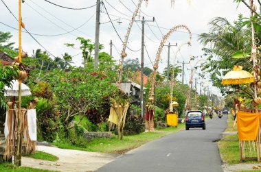 TABANAN, İNDONEZYA-Eylül 12, 2016: Renkli festival süsü ve süslemesi olan geleneksel bale köyü