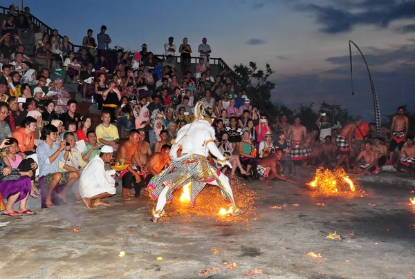 Badung Indonésia Fevereiro 2015 Kecak Fire Dançam Templo Uluwatu — Fotografia de Stock