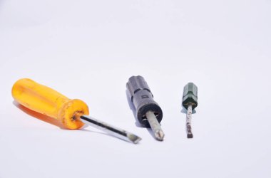 Beyaz arkaplanda ağaç renginde vida sürücüsünün ağaç tipi